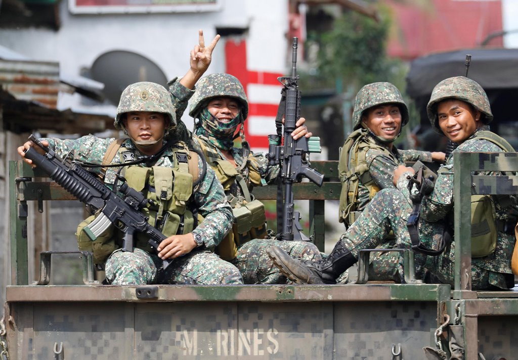 Philippine Marines smile at the media near the stronghold of Maute group in Marawi City in southern Philippines May 30, 2017. REUTERS/Erik De Castro