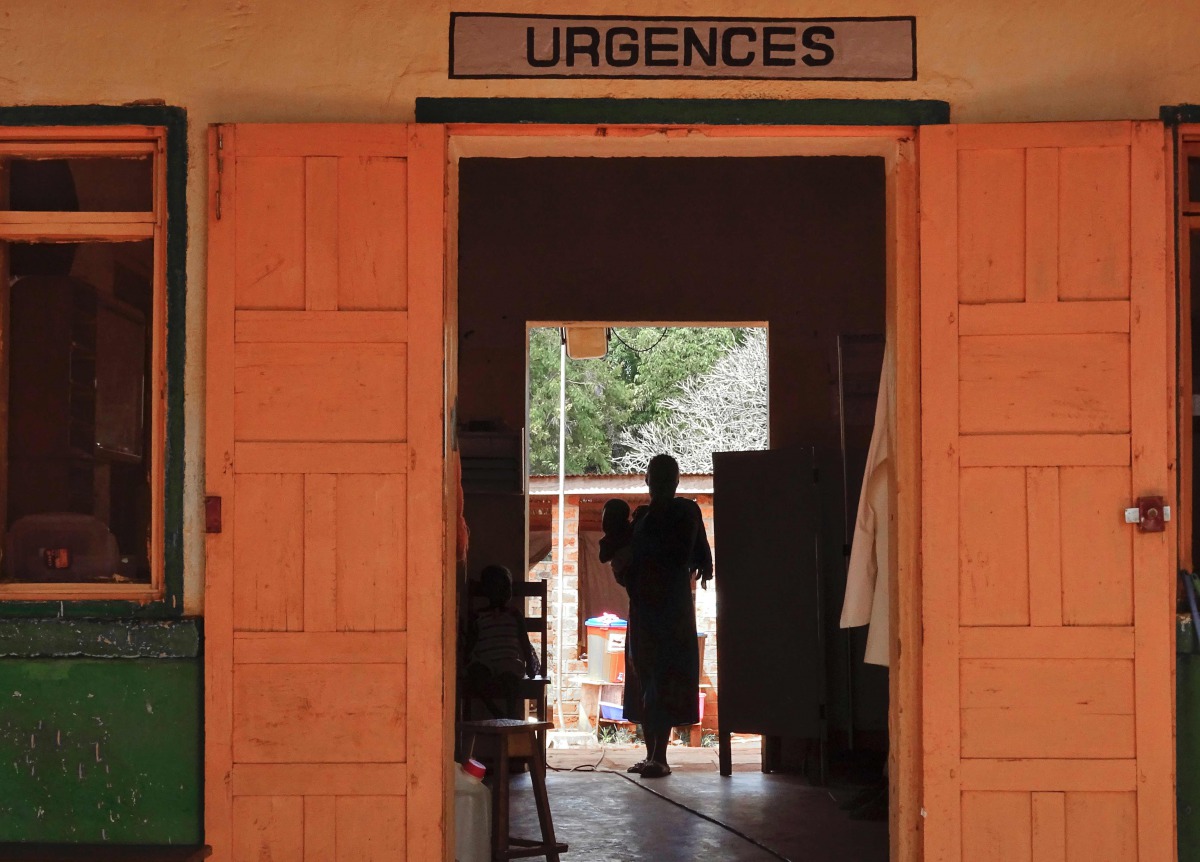 A Central African internal displaced woman holds a child inside an emergency room of the MSF-run (Doctors Without Borders) hospital in Bangassou on May 26, 2017. AFP / Saber Jendoubi