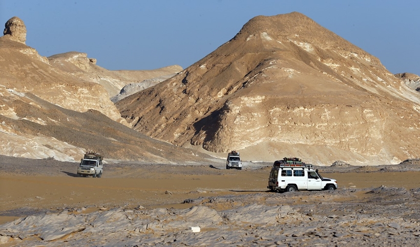 FILE PHOTO: Four-wheel drive cars cross the Egyptian western desert and the Bahariya Oasis, southwest of Cairo in this picture taken May 15, 2015. REUTERS/Amr Abdallah Dalsh