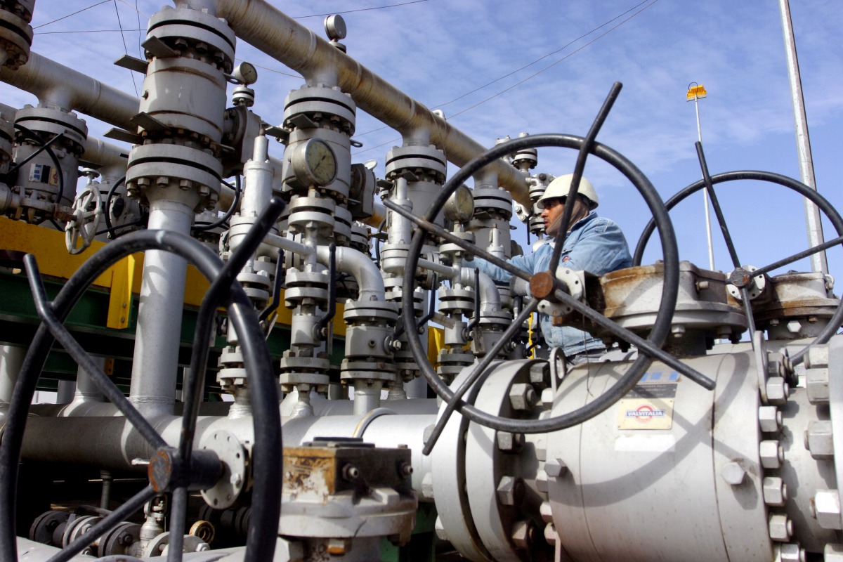 A worker checks valves at the Al-Sheiba oil refinery in the southern Iraqi city of Basra, January 26, 2016. (REUTERS/Essam Al-Sudani/File Photo)