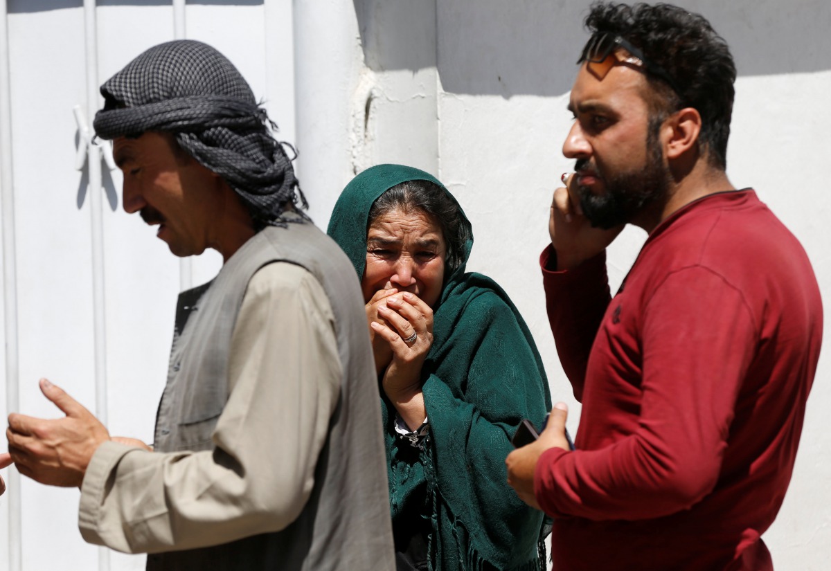 Relatives of Afghan victims mourn outside a hospital after a blast in Kabul, Afghanistan May 31, 2017. REUTERS/Omar Sobhani