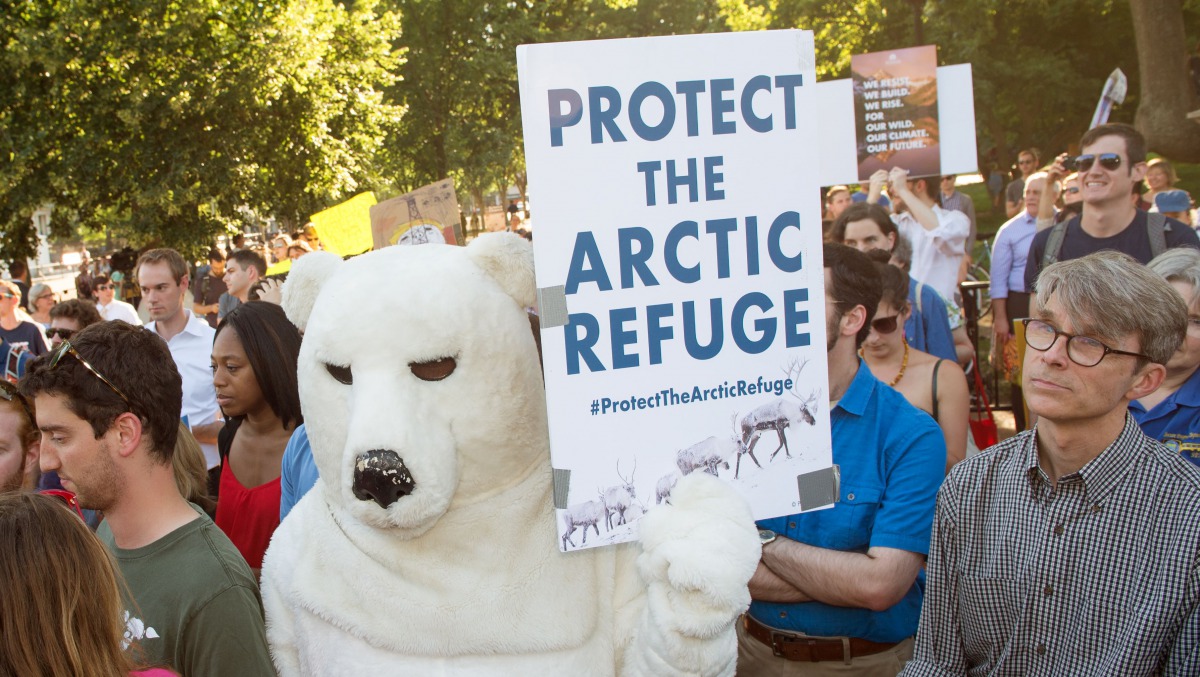 Protesters hold up signs during a demonstration in front of the White House in Washington, DC on June 1, 2017, objecting to US President Donald Trump's decision to withdraw from the Paris Climate accord. (AFP / PAUL J. RICHARDS)
