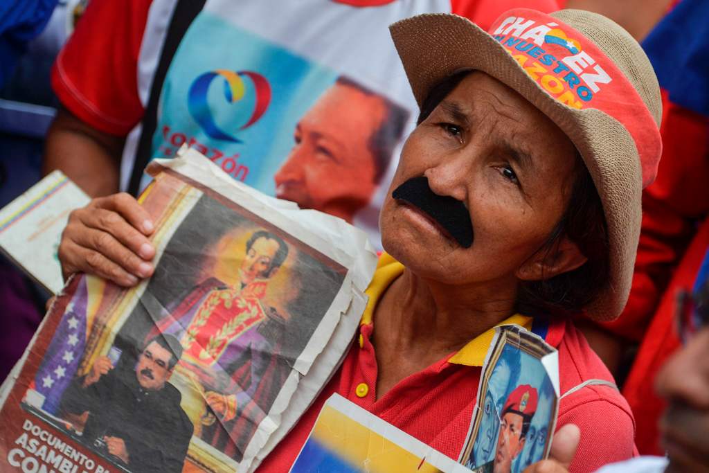 A supporter of Venezuelan President Nicolas Maduro demonstrates against Attorney General Luisa Ortega and her new stance against the government, during in a rally in Caracas, on June 2, 2017.   AFP / LUIS ROBAYO