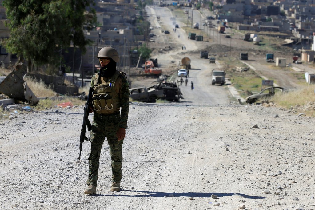 A member of Iraqi rapid response forces carries his weapon, in western Mosul, Iraq, June 3, 2017. REUTERS/Alaa Al-Marjani
