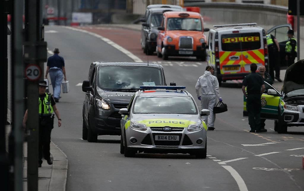 A Police coroners's van is driven onto London Bridge in London on June 4, 2017, as police continue their investigations following the June 3 terror attack.  AFP / Daniel LEAL-OLIVAS
