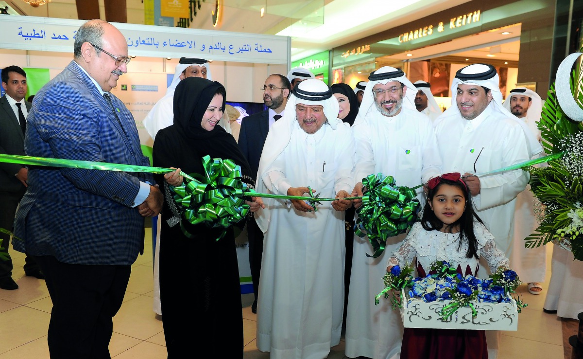 Sheikh Faisal bin Qassim Al Thani (centre), Chairman, Board of Trustees, ALF, in the presence of other officials inaugurating HMC’s ‘Ramadan organ and blood donation campaign’ at City Center Doha. Pic: Salim Matramkot / The Peninsula