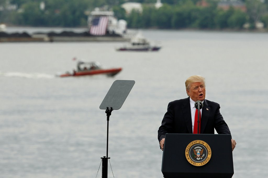 U.S. President Donald Trump announces his $1 trillion infrastructure plan to the crowd during a rally alongside the Ohio River at the Rivertowne Marina in Cincinnati, Ohio, U.S. June 7, 2017. REUTERS/John Sommers II