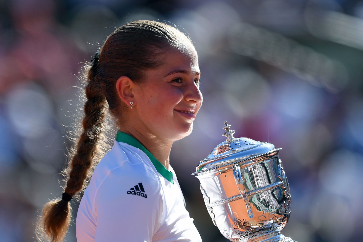 Latvia's Jelena Ostapenko celebrates with her trophy after winning her final tennis match against Romania's Simona Halep at the Roland Garros 2017 French Open on June 10, 2017 in Paris. (AFP / Eric FEFERBERG)