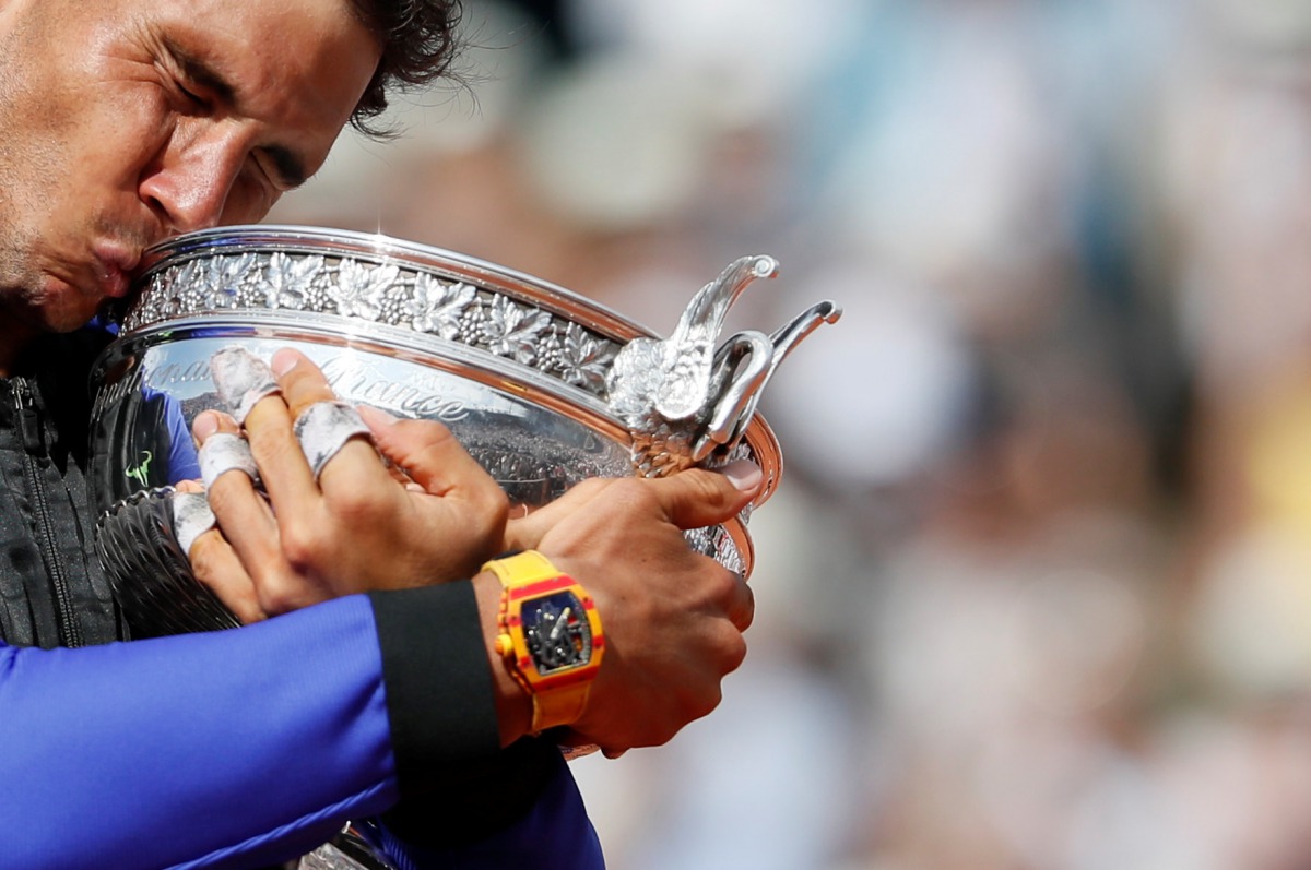  Spain's Rafael Nadal celebrates with the trophy after winning the final against Switzerland's Stan Wawrinka. (Reuters / Christian Hartmann)