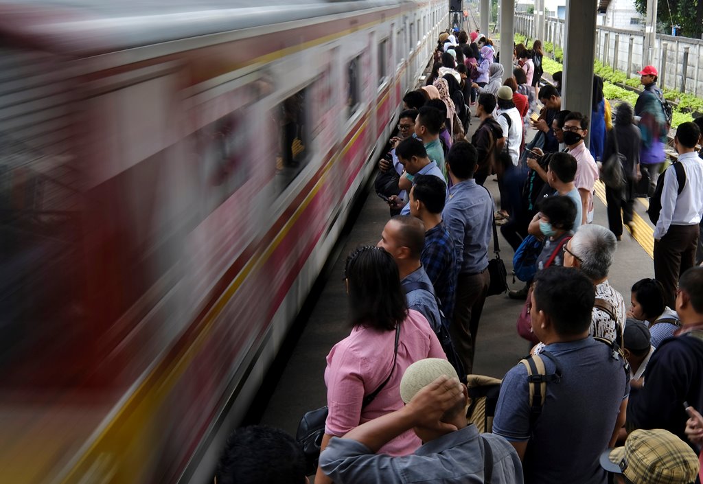 File picture of commuters waiting for the train in Jakarta, Indonesia. REUTERS/Beawiharta
