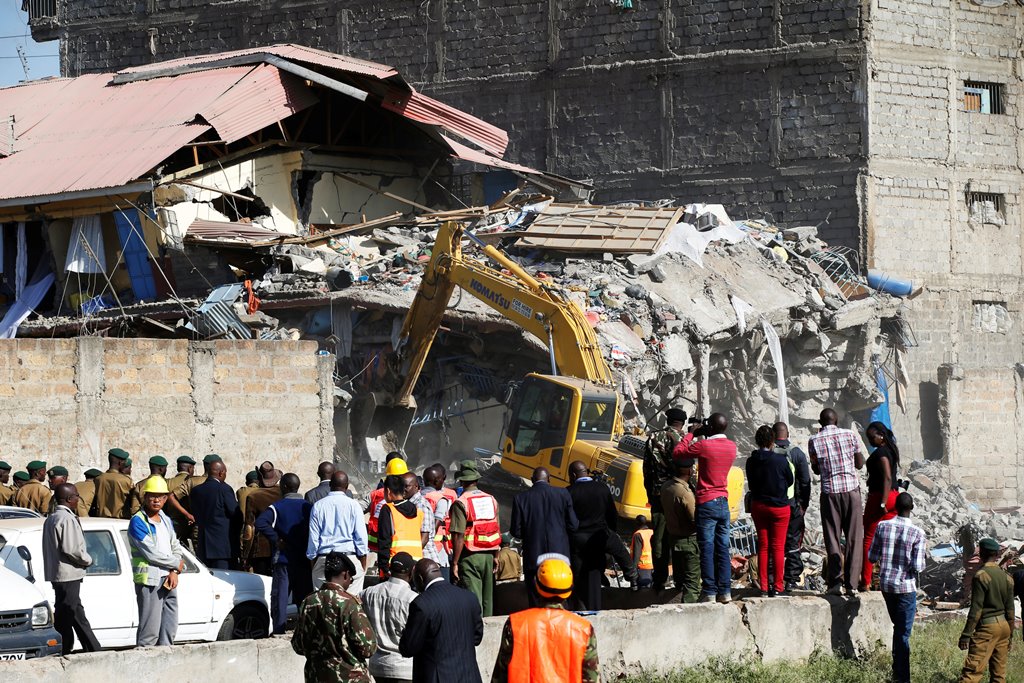Emergency personnel work at the scene after a building collapsed in a residential area of Nairobi, Kenya June 13, 2017. REUTERS/Baz Ratner 