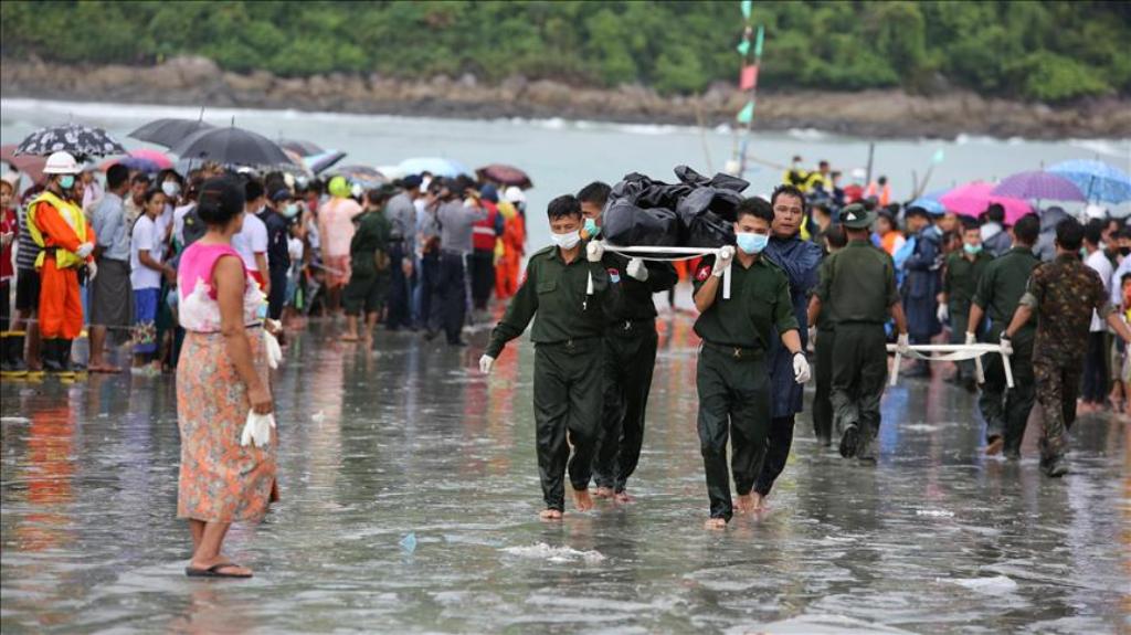 Rescue workers carry the dead bodies of people, who died in a military aircraft accident, near a coastal town of Dawei, the capital of Myanmar’s southern Tanintharyi region on June 8, 2017. / ( Kyaw Hein - Anadolu Agency ).
