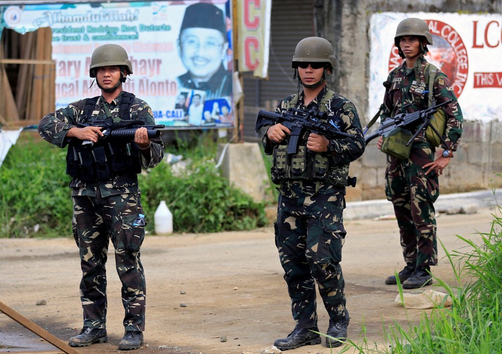 Government soldiers stand on guard as government troops continue their assault against insurgents from the Maute group, who have taken over large parts of Marawi city, Philippines June 15, 2017. REUTERS/Romeo Ranoco