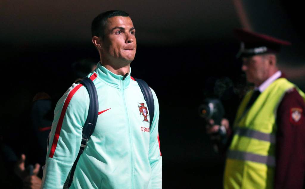 Portugal national team forward Cristiano Ronaldo is seen upon the team's arrival at Kazan airport late on June 14, 2017, to take part in the 2017 FIFA Confederations Cup football tournament in Russia. / AFP / Roman Kruchinin
