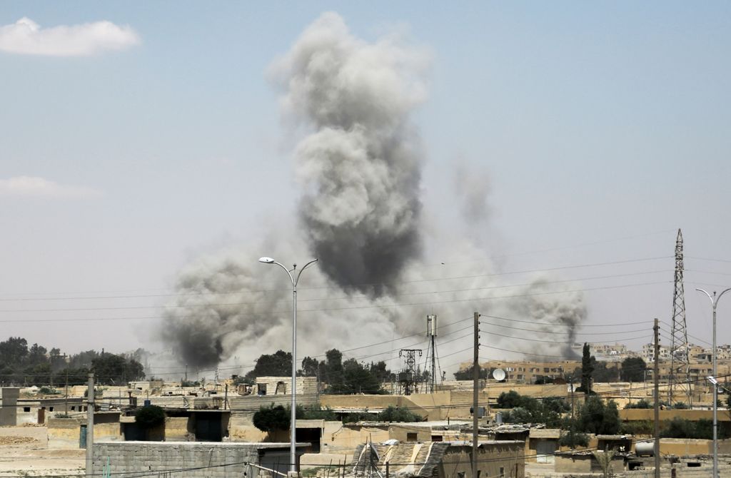 Smoke billows from buildings in the northern Syrian city of Raqa on June 18, 2017, during an offensive by US-backed fighters to retake the Islamic State (IS) group bastion. / AFP / DELIL SOULEIMAN