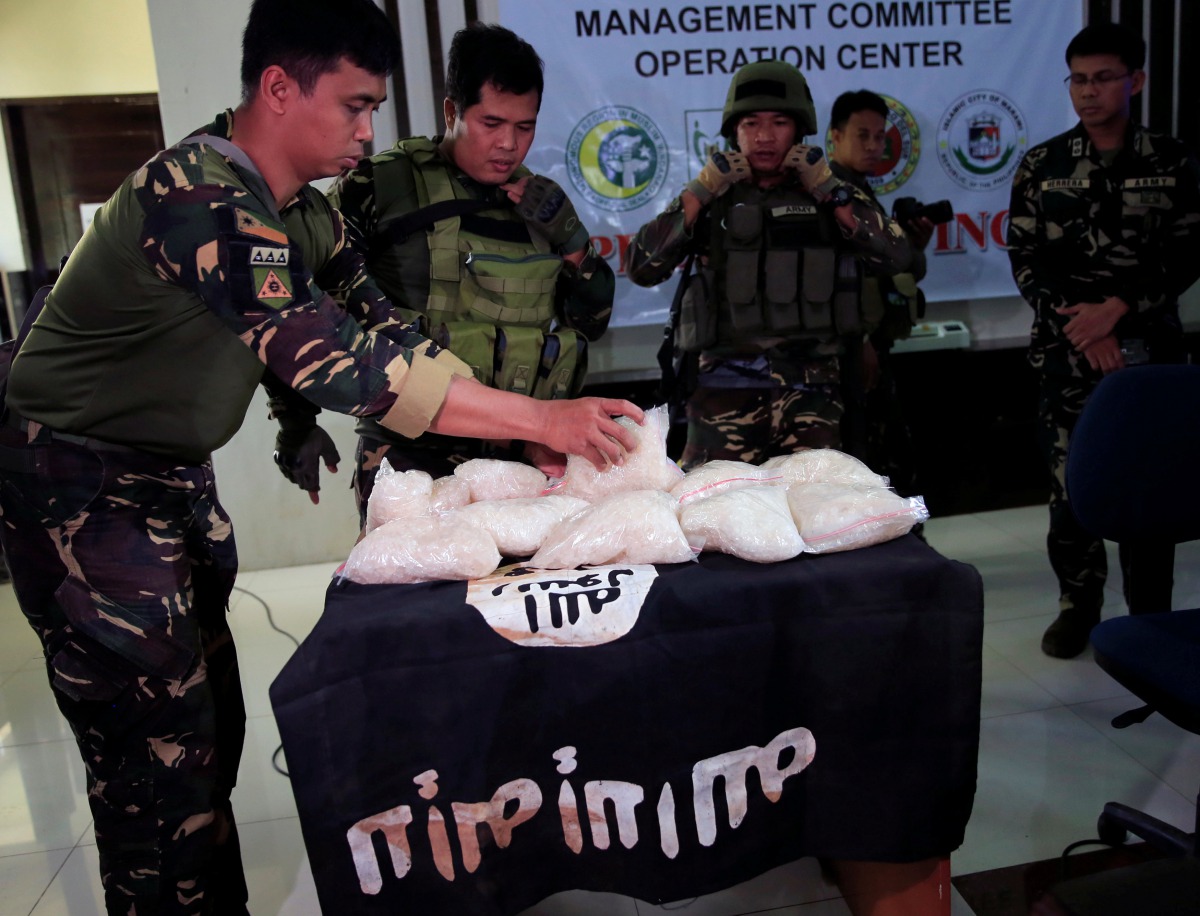 Government forces display 11kg worth 110 to 250 million pesos ($2.2 to 5 million USD) of high grade Methamphetamine Hydrochloride 