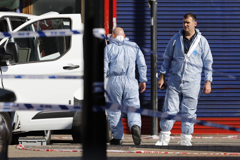 Forensic officers work at the scene in Finsbury Park area of north London after a vehichle hit pedestrians, on June 19, 2017.   AFP / Tolga AKMEN
