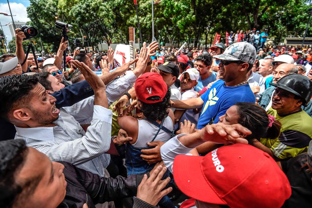 General Prosecutor's office employees (L) demonstrating in support of Attorney General Luisa Ortega face supporters of Venezuelan President Nicolas Maduro (R) in Caracas on June 19 , 2017. / AFP.