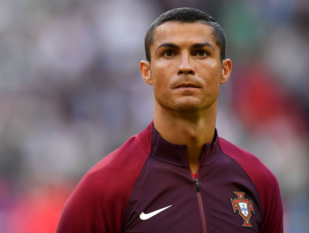 Portugal's forward Cristiano Ronaldo poses before the 2017 Confederations Cup group A football match between Portugal and Mexico at the Kazan Arena in Kazan on June 18, 2017. / AFP / Yuri CORTEZ
