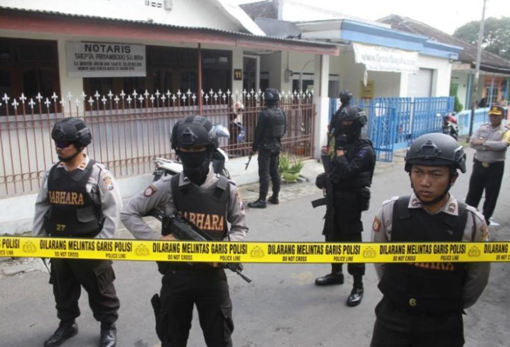 Police stand guard near the home of a suspected militant, following his arrest in Singosari District, Malang, Indonesia June 19, 2017. Picture taken June 19, 2017. Antara Foto/Ari Bowo Sucipto via REUTERS.