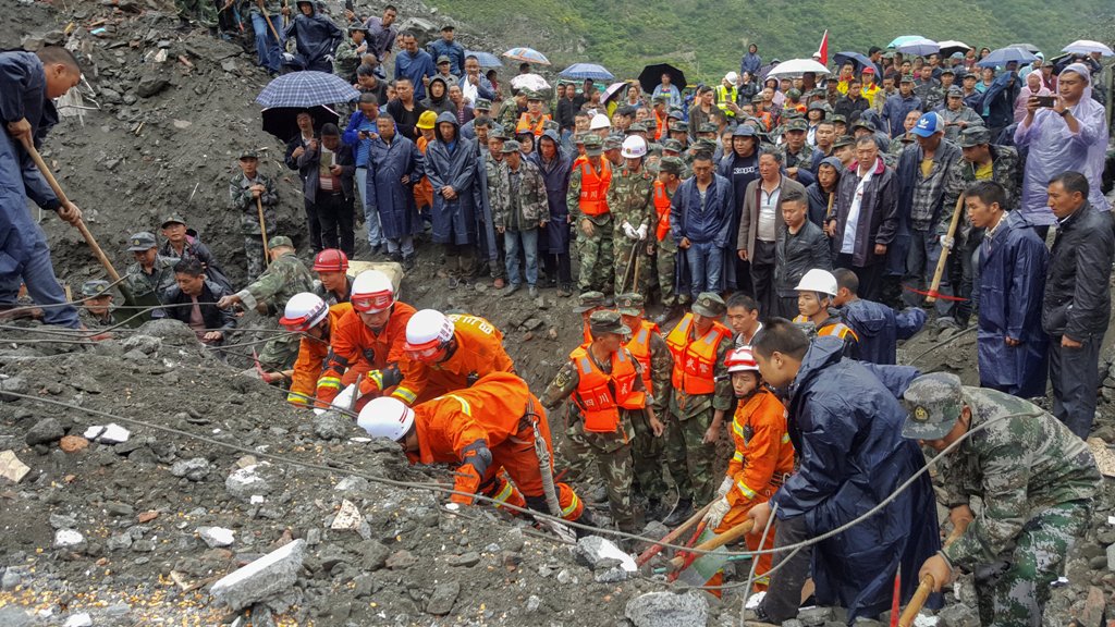 People search for survivors at the site of a landslide in Xinmo Village, Mao County, Sichuan province, China June 24, 2017. / Reuters.