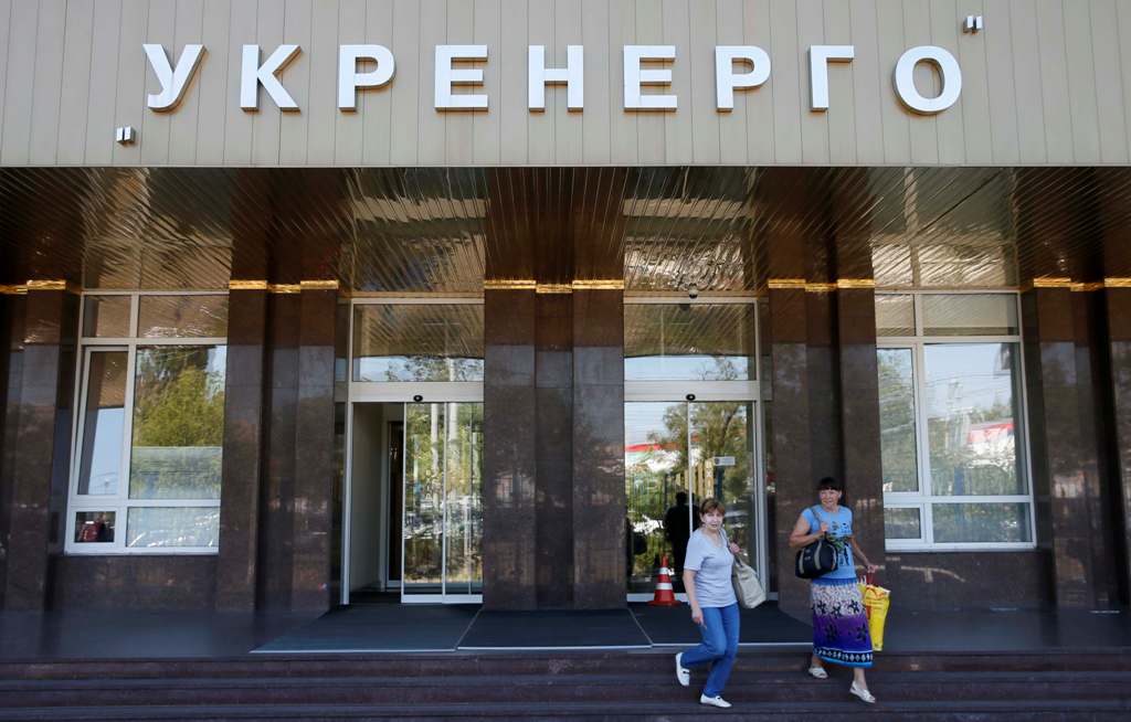 Women walk outside the headquarters of Ukrainian state power distributor Ukrenergo in Kiev, Ukraine June 30, 2017. REUTERS/Valentyn Ogirenko
