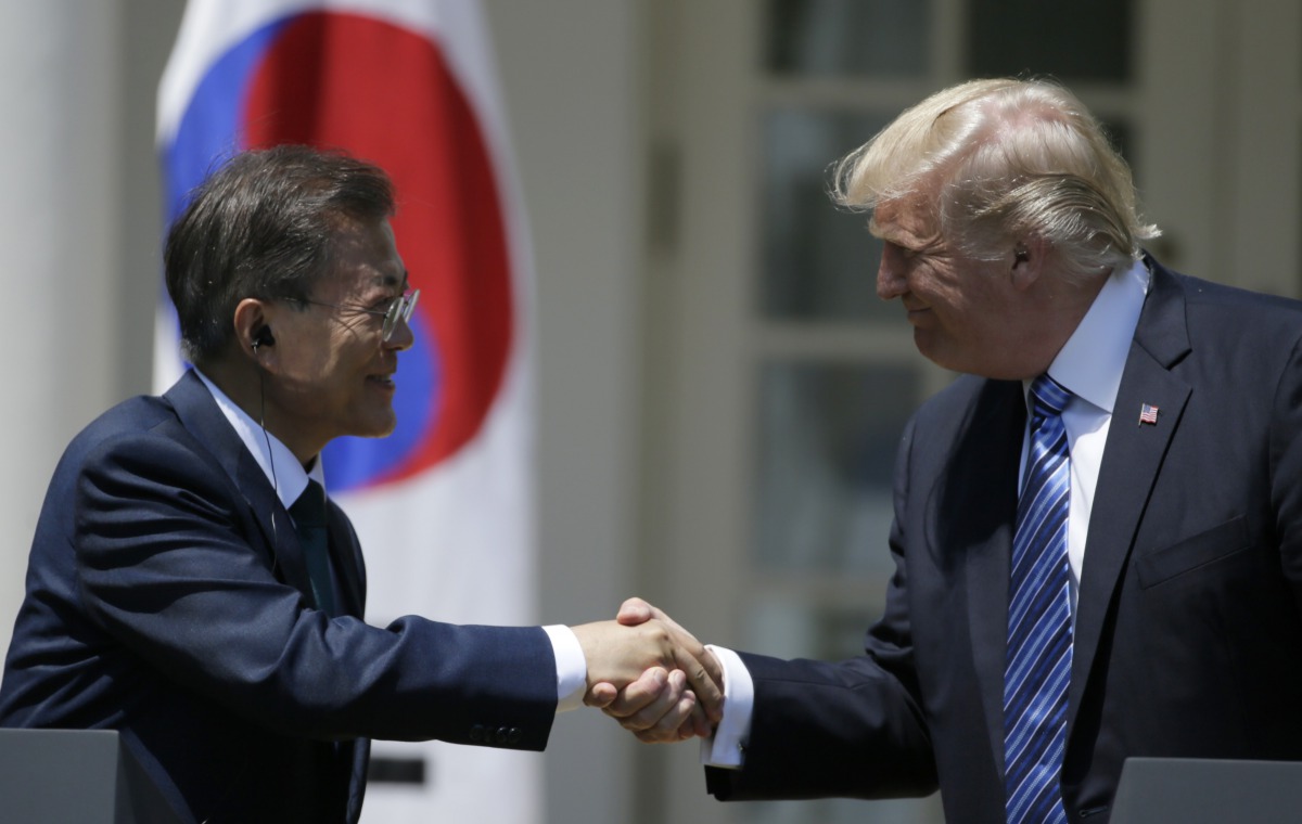 U.S. President Donald Trump (R) greets South Korean President Moon Jae-in prior to delivering a joint statement from the Rose Garden of the White House in Washington, U.S., June 30, 2017. (REUTERS/Jim Bourg)
