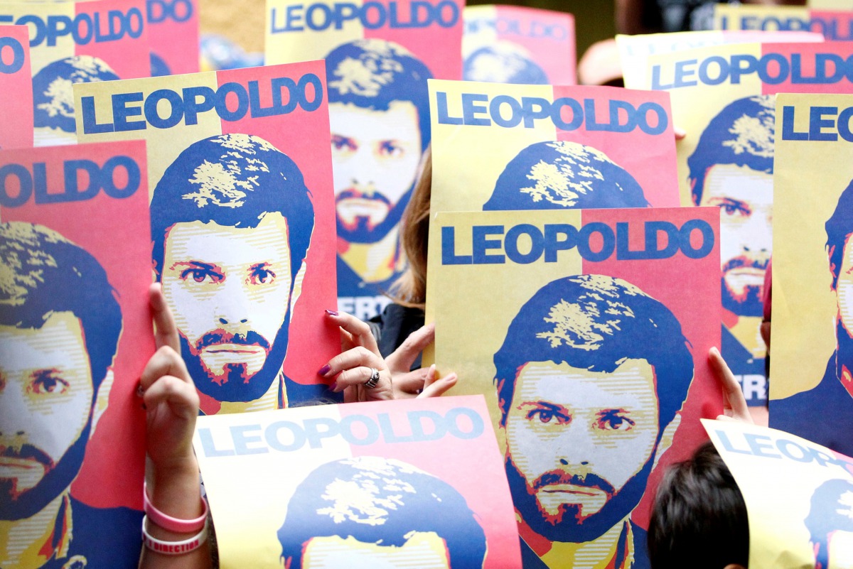 Supporters of Venezuela's opposition leader Leopoldo Lopez, who has been granted house arrest after more than three years in jail, wait in front of his house in Caracas, Venezuela July 8, 2017. Reuters/Christian Veron