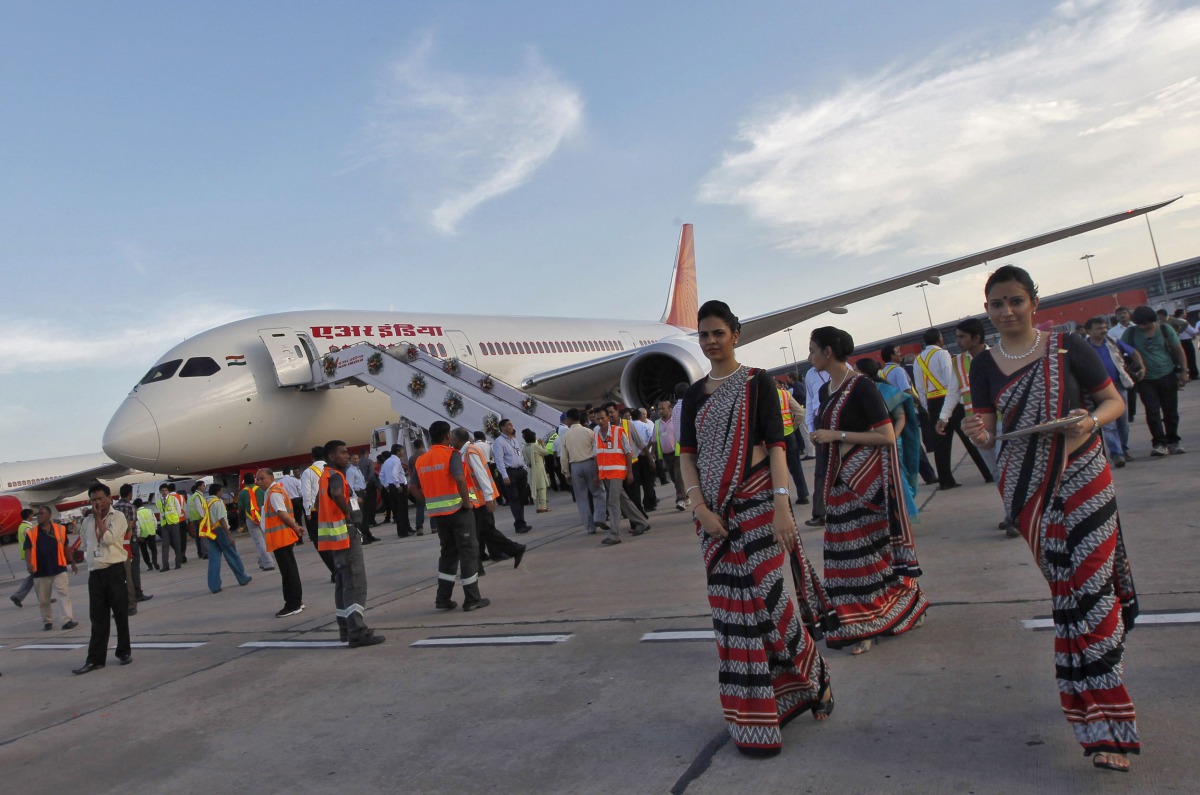 Air hostesses walk next to the parked Air India Boeing 787-800 Dreamliner upon its arrival at the airport in New Delhi, September 8, 2012 (REUTERS / Mansi Thapliyal) 