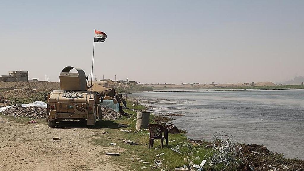 Iraqi army soldiers patrol near Tigris River at Qayyarah Town, recently freed from Daesh terrorists in Mosul, Iraq on September 4, 2016. / AA.