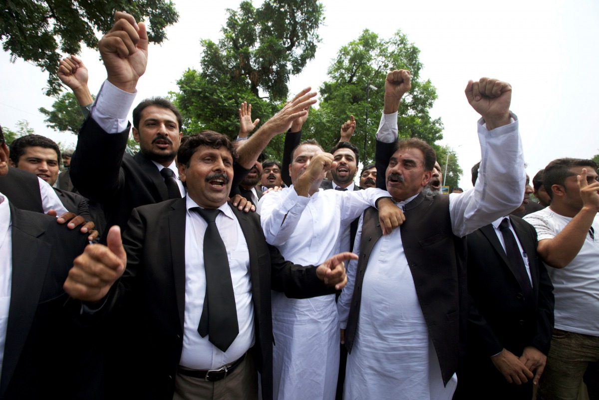 Lawyers chant slogans against Prime Minister Nawaz Sharif during Panama leaks hearing outside Supreme Court in Islamabad, Pakistan July 17, 2017. (REUTERS/Faisal Mahmood)