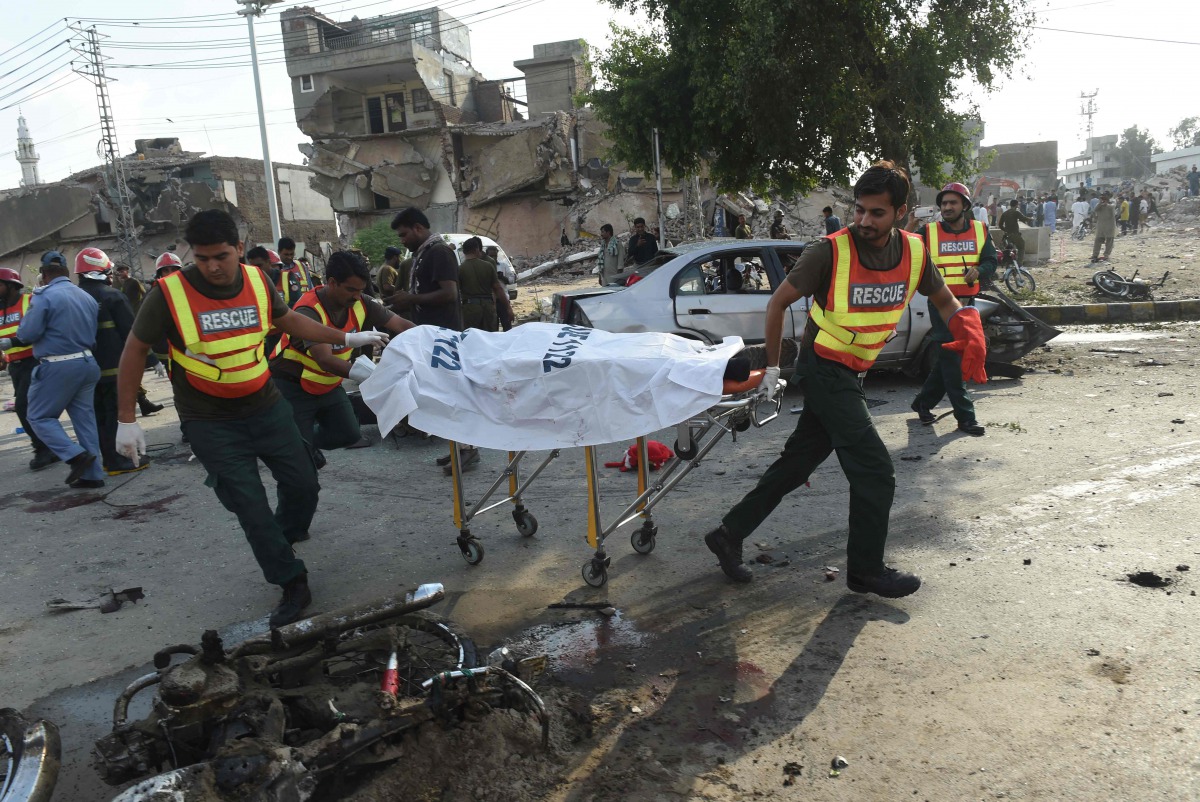 Pakistani rescue workers move the body of a victim at the site of an explosion in Lahore on July 24, 2017. (AFP / ARIF ALI)