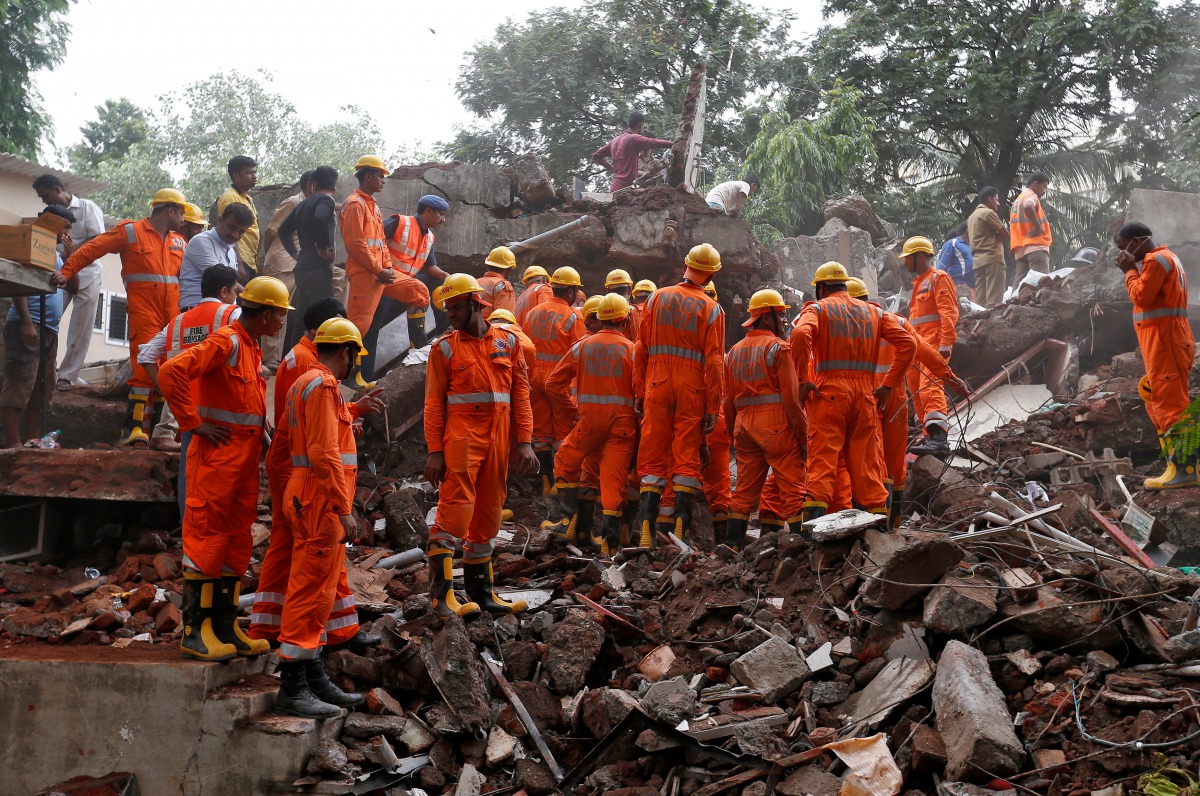 Rescue workers search for survivors at the site of a collapsed building in the suburbs of Mumbai, India July 25, 2017. REUTERS/Danish Siddiqui
