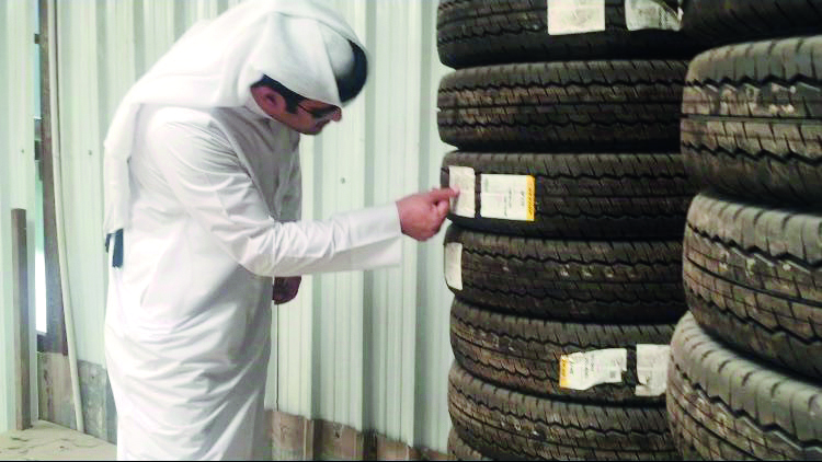 An official from the ministry examines tires at a shop in Industrial Area, yesterday. 