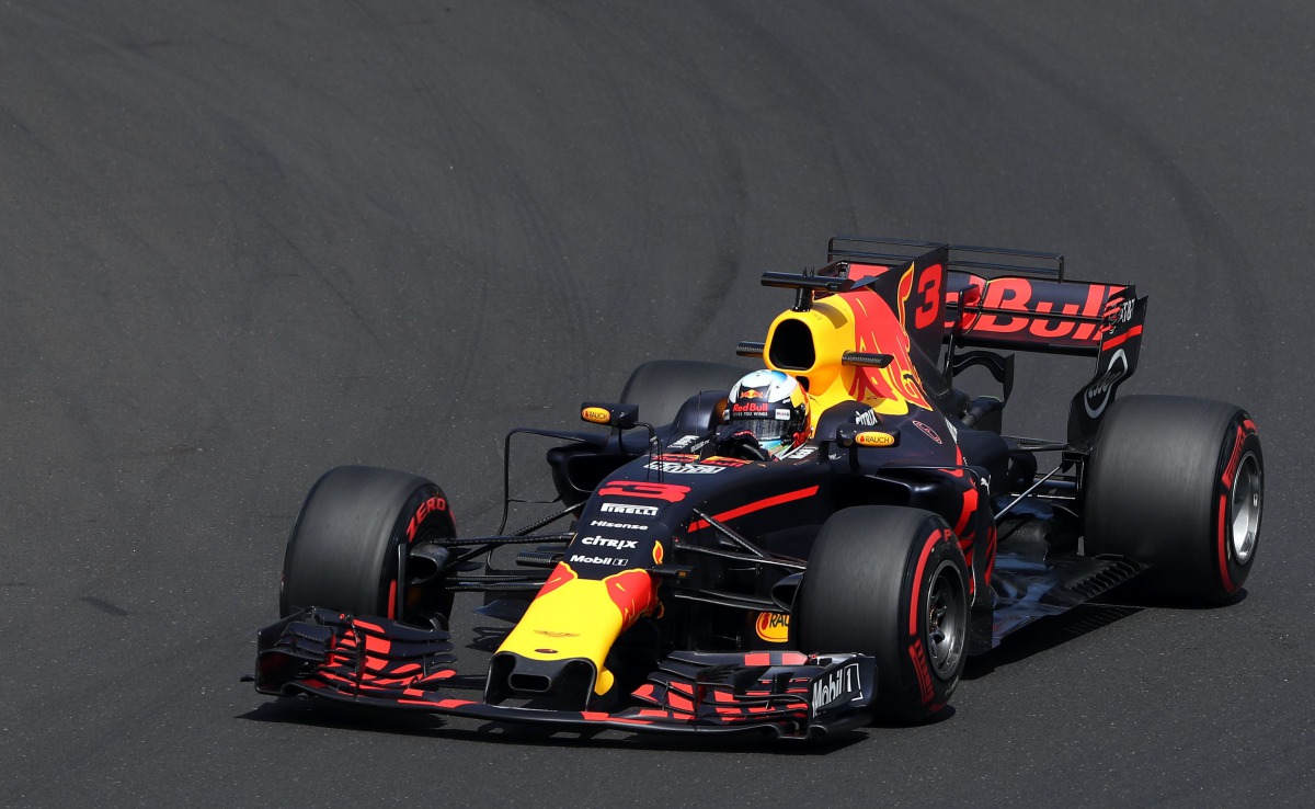 Red Bull's Australian driver Daniel Ricciardo takes part in a practice session at the Hungaroring racing circuit in Budapest on July 28, 2017 prior to the Formula One Hungarian Grand Prix. / AFP / Peter Kohalmi
