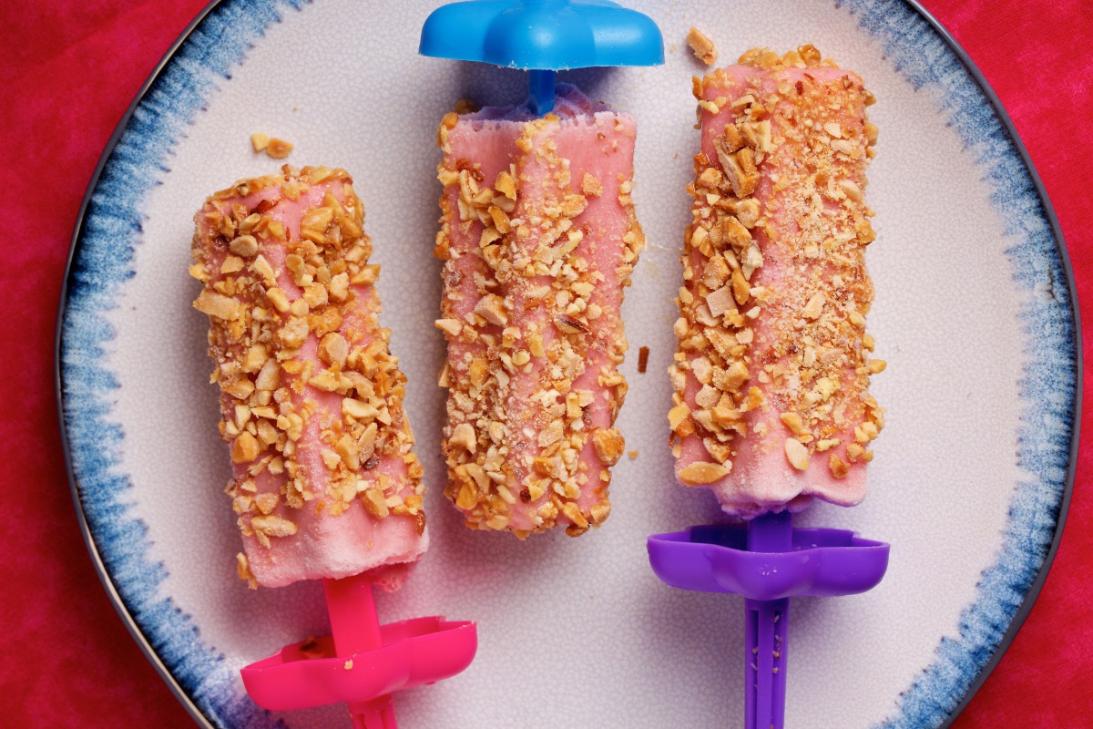 Strawberry Almond Breakfast Pops. (Photo by Deb Lindsey for The Washington Post)