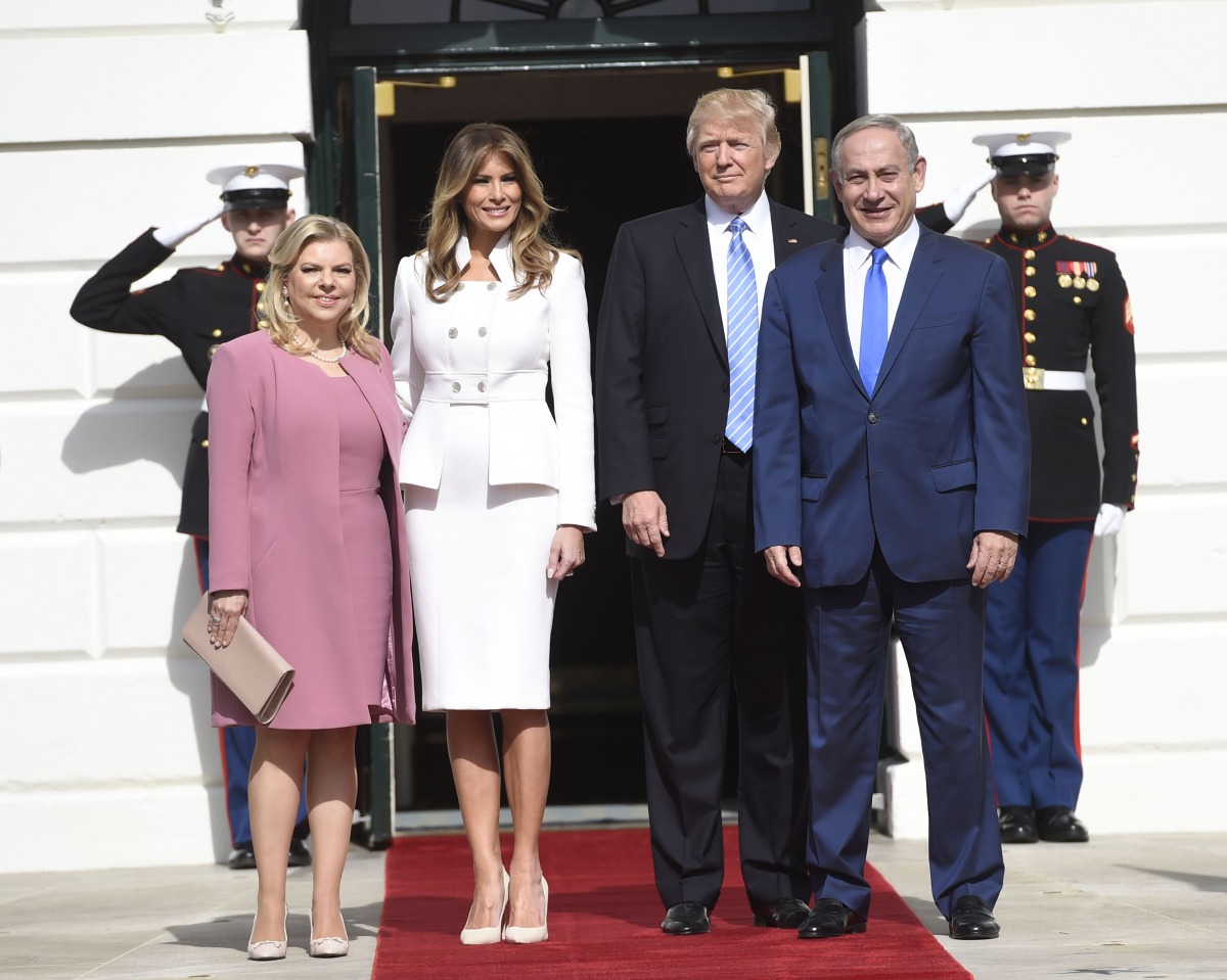 US President Donald Trump and First Lady Melania Trump welcome Israeli Prime Minister Benjamin Netanyahu and his wife Sara as they arrive at the White House in Washington, February 15, 2017 (AFP / Saul Loeb) 
