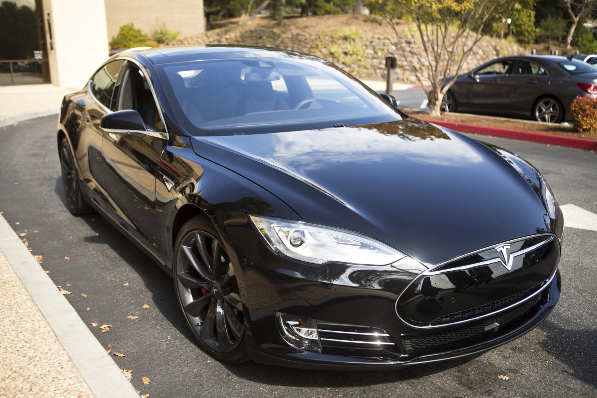 A Tesla Model S  is seen during a Tesla event in Palo Alto, October 14, 2015 (REUTERS / Beck Diefenbach) 