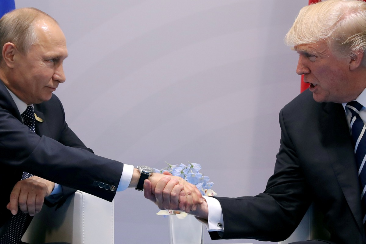 US President Donald Trump shakes hands with Russian President Vladimir Putin during the their bilateral meeting at the G20 summit in Hamburg, Germany July 7, 2017. (REUTERS/Carlos Barria/File Photo)