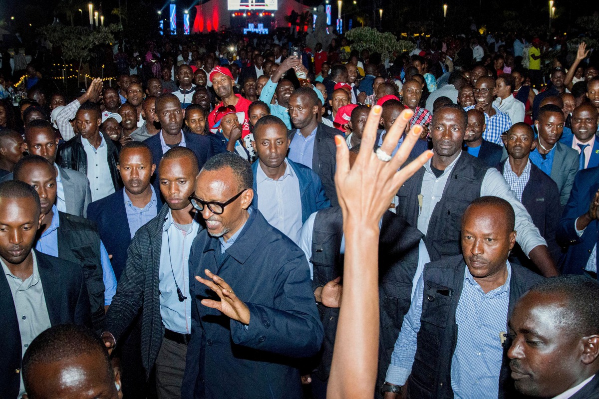 Rwandan President Paul Kagame (C) celebrates his reelection with supporters in Kigali on August 5, 2017 at the Rwandan Patriotic Front headquarters. (AFP / CYRIL NDEGEYA)