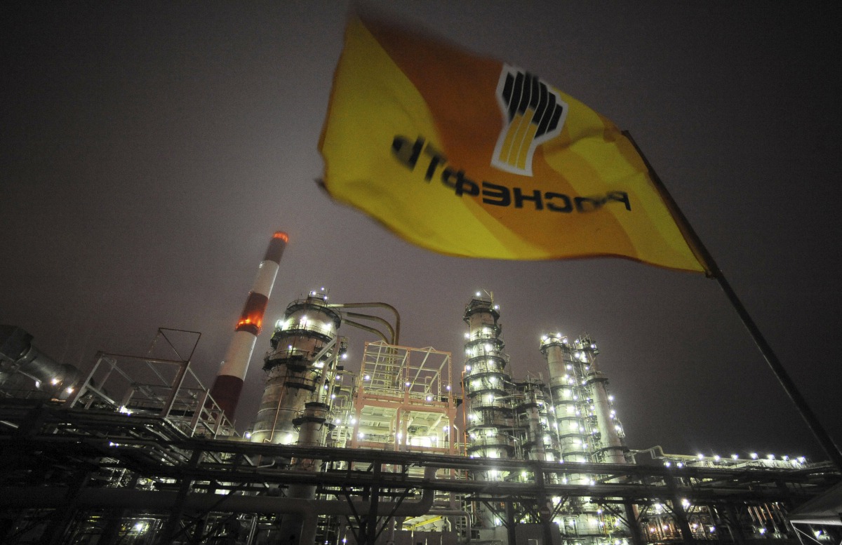A flag with the logo of Rosneft, Russias largest oil company flutters over the Novokuibyshevsk refinery near the city of Samara, October 28, 2010 (REUTERS / Nikolay Korchekov) 