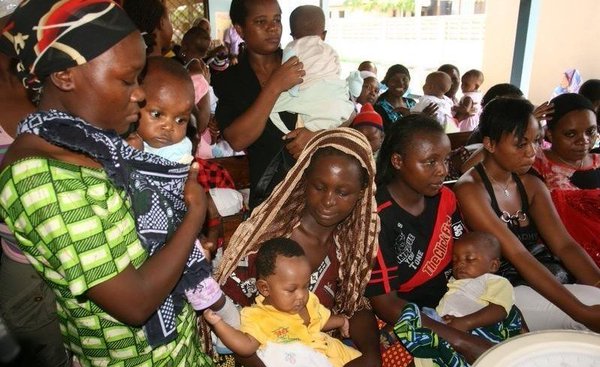 Women and their children visit a clinic at Sinza Health Centre in Tanzania capital Dar es Salaam, May 2, 2011 (REUTERS / Emmanuel Kwitema) 