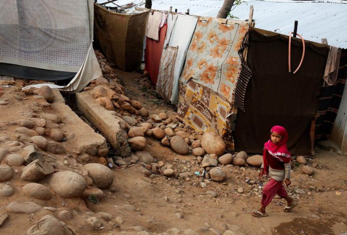 A girl from the Rohingya Muslim community walks past a makeshift settlement on the outskirts of Jammu, May 6, 2017 (REUTERS / Mukesh Gupta) 