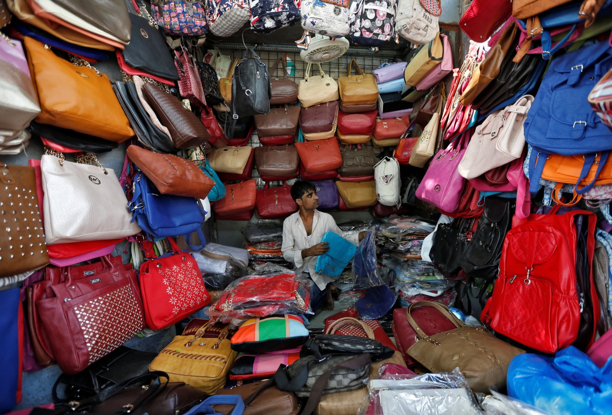 A vendor arranges bags as he waits for customers at his shop at a market in Mumbai, January 6, 2017 (REUTERS / Danish Siddiqui) 