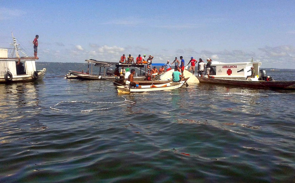 Rescuers search on August 23, 2017 for bodies of missing passengers from a boat carrying 70 passengers that capsized Tuesday night while sailing on the Xingu river from Santaren to Vitoria do Xingu in the northern Brazilian state of Para, killing at least