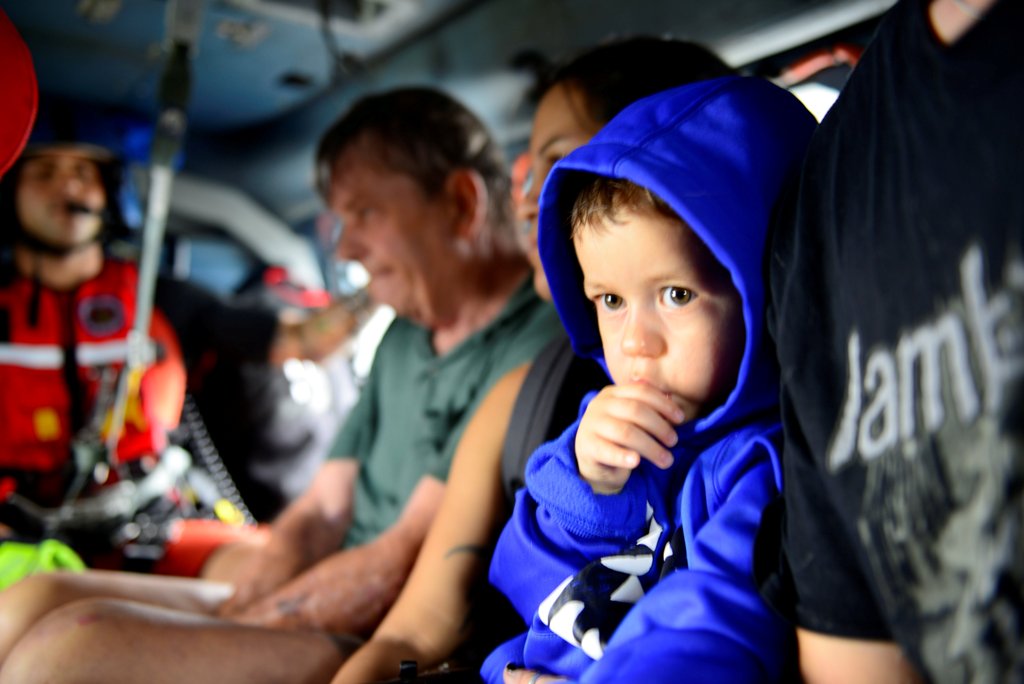 Evacuees are airlifted in a U.S. Coast Guard helicopter after flooding due to Hurricane Harvey inundated neighborhoods in Houston, Texas, August 27, 2017. / Reuters.