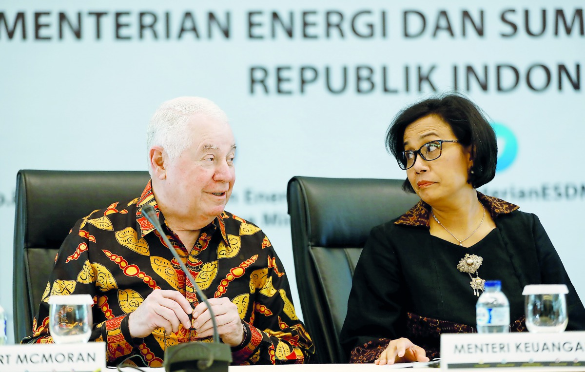 Indonesia’s Finance Minister Sri Mulyani Indrawati (right) and Freeport McMoRan Chief Executive Officer Richard Adkerson are seen at the start of a news conference at the Ministry of Energy and Mineral Resources in Jakarta, yesterday. 