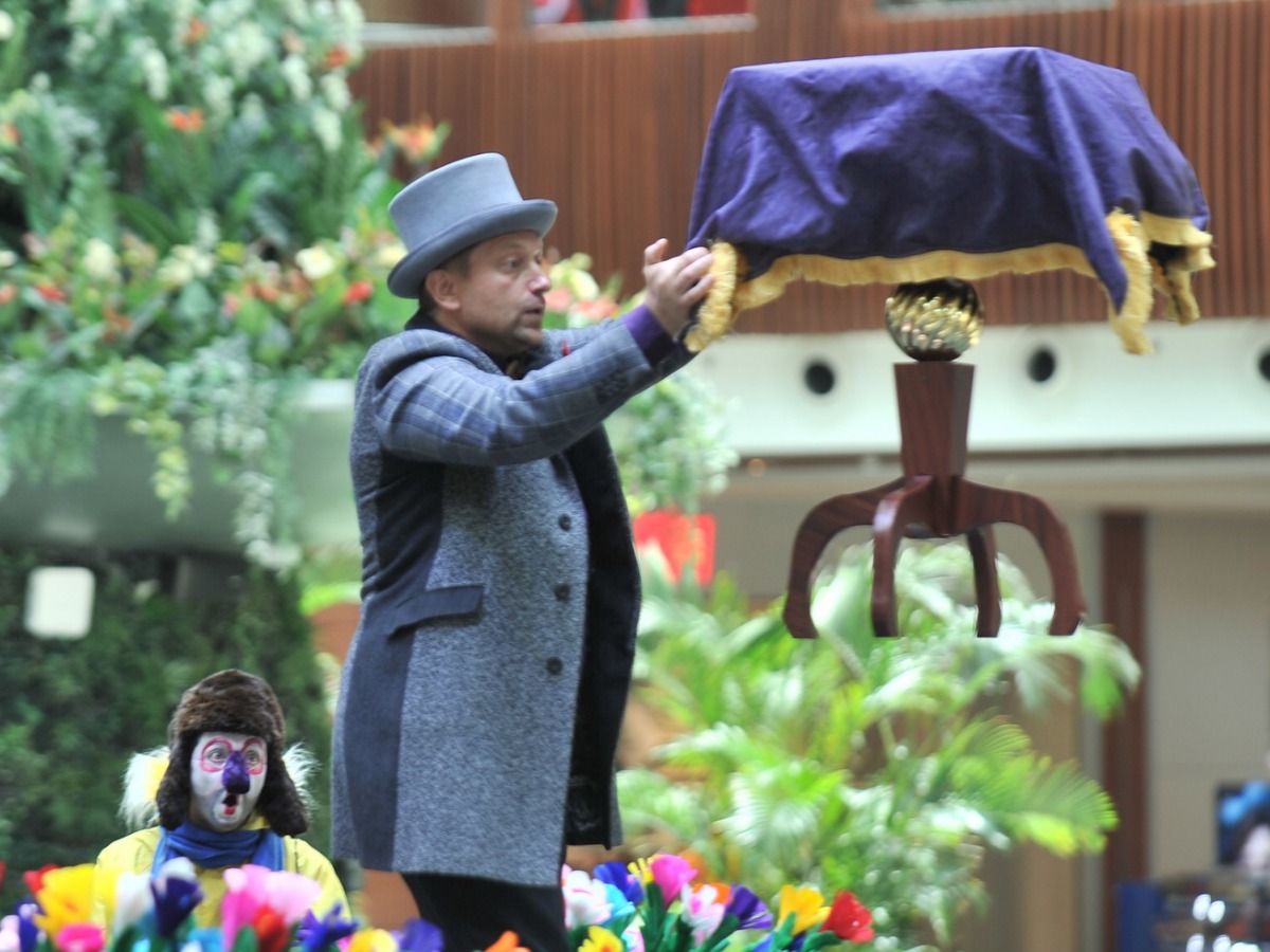 A magician in action at the Mall of Qatar’s Oasis Stage yesterday. Photo: Baher Amin / The Peninsula