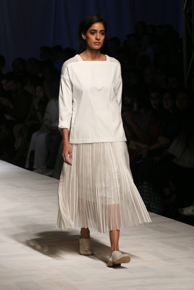 A Model presents a creation by Indian designer Ruchika Sachdeva during the Amazon India Fashion Week, Autumn-Winter 2016 in New Delhi, India, March 19, 2016 (EPA / Rajat Gupta)