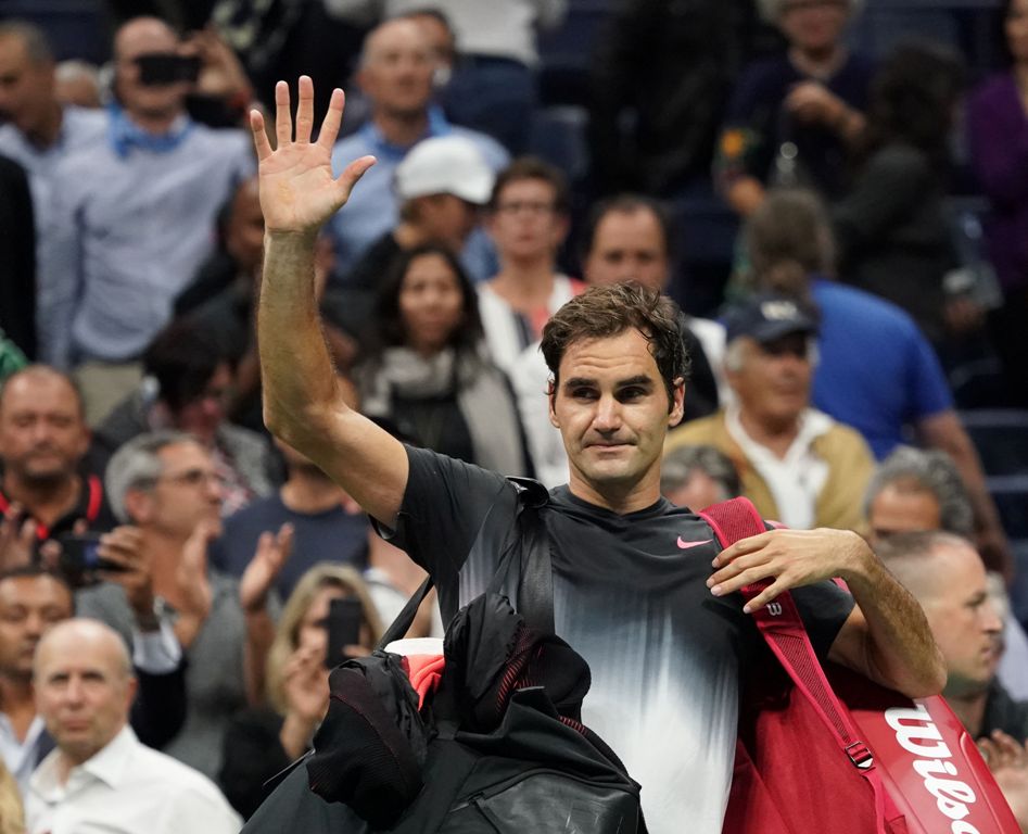 Roger Federer of Switzerland waves to the crowd after losing to Juan Martin del Potro of Argentina during their 2017 US Open Men's Singles quarter finals match at the USTA Billie Jean King National Tennis Center in New York on September 6, 2017. / AFP / D